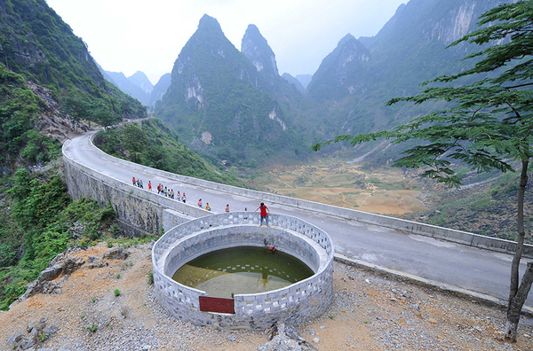 廣西凌云縣山區(qū)小學缺水-學生帶水上學7