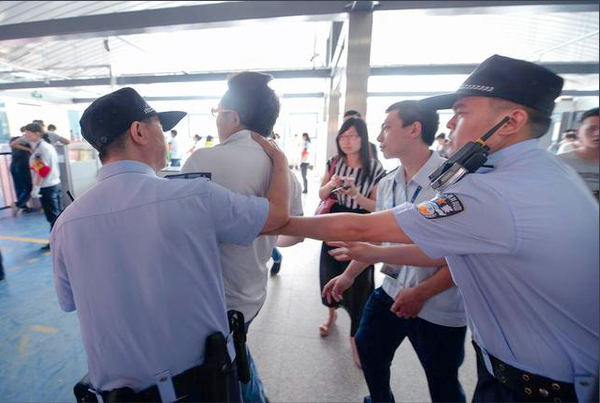 組圖：北京部分地鐵站加強(qiáng)安檢-乘客排長(zhǎng)龍2