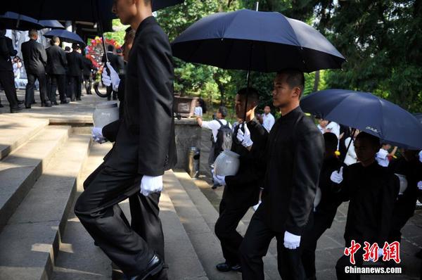 6月12日，2014“中國遠(yuǎn)征軍抗日陣亡將士”公祭活動在云南騰沖舉行，從緬甸尋取的中國遠(yuǎn)征軍抗日陣亡將士部分遺骸，歸葬在騰沖國殤墓園中國遠(yuǎn)征軍抗日陣亡將士墓。中新社發(fā) 劉冉陽 攝3