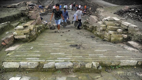 成都體育中心蜀王府遺址挖掘出護城河城壕2