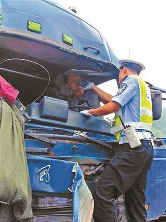 　交警劉林爬上車(chē)頭給被困司機(jī)喂水