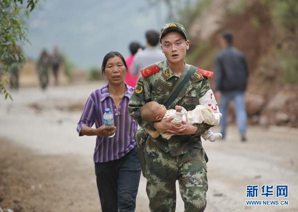 魯?shù)榈卣鹨阎?67人遇難 現(xiàn)場救援圖8