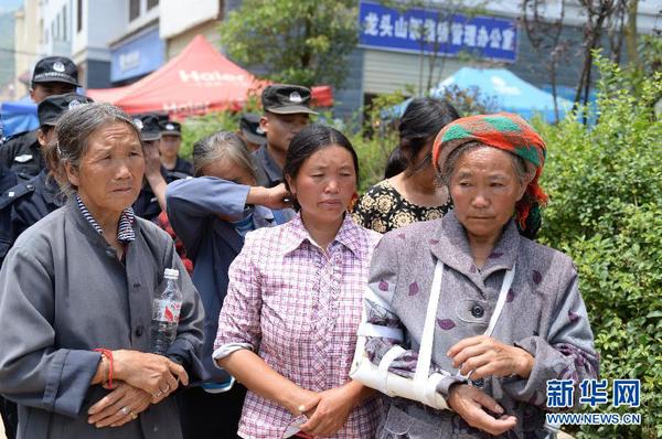 8月8日，魯?shù)榭h龍頭山鎮(zhèn)群眾自發(fā)前往儀式現(xiàn)場為英雄謝樵送行。