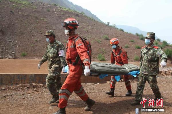 　8月8日，武警官兵將失蹤戰(zhàn)友謝樵遺體打撈上岸。4日，謝樵在營救受災群眾時，被落石不幸擊中后，卷入堰塞湖激流中。李善明 攝