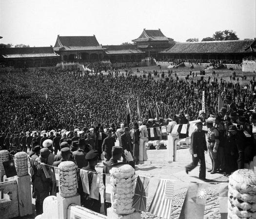 1945年10月10日，北平。中國戰(zhàn)區(qū)華北日本投降儀式在故宮太和殿舉行。日軍華北方面司令官根本博中將、中國受降主官孫連仲上將，分別簽字。當(dāng)日軍獻(xiàn)刀時(shí)，群眾山呼“中國萬歲！”簽字儀式結(jié)束后，使用之桌椅文具均移送歷史博物館收藏。