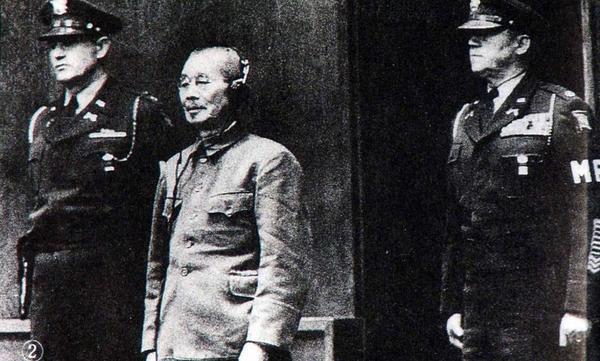 東條英機(jī)等7人的絞刑在1948年12月22日執(zhí)行，他們的尸體在火焚成灰以后，用軍艦撒到海里，任其隨風(fēng)飄去，使其無蹤跡可尋。圖為接受審判時的東條英機(jī)。