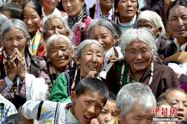 圖為8月14日，阿里地區(qū)普蘭縣信教民眾迎接班禪。 李林 攝