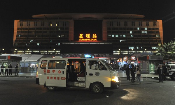 2014年3月1日晚，在昆明火車站，路上停著120救護(hù)車。