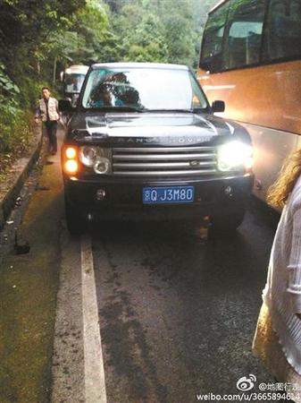 北京自駕車差點與觀光車發(fā)生剮蹭