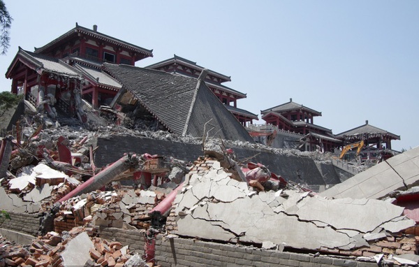 2013年4月30日，正在拆除中的陜西西安阿房宮。“六王畢，四海一，蜀山兀，阿房出。覆壓三百余里，隔離天日。驪山北構而西折，直走咸陽?！碑斈晏颇┰娙硕拍翐]筆寫下《阿房宮賦》時怎能想到，千年之后這一“天下第一宮”又起爭端。