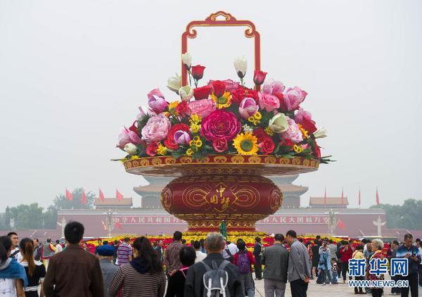 9月25日，游客在天安門廣場欣賞 “祝福祖國”花壇。當(dāng)日早晨6時(shí)起，天安門廣場國慶花籃及花壇完整亮相。 新華社記者 羅曉光 攝2