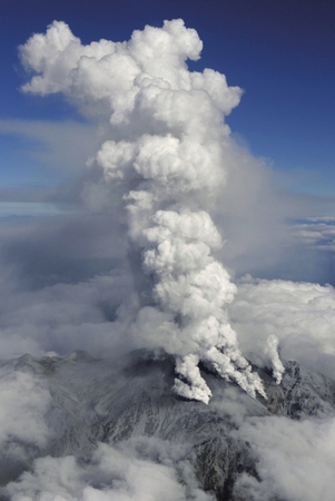 9月27日，位于日本長(zhǎng)野和岐阜縣之間的御岳山噴出火山灰。新華社發(fā)