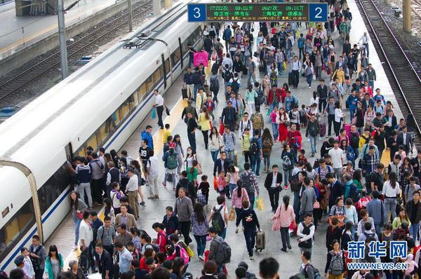 10月1日拍攝的合肥火車站出行的旅客。據(jù)合肥火車站介紹，該站預計當天發(fā)送旅客16萬人次。當日是國慶長假第一天，人們紛紛探親訪友或出游，全國多地出現(xiàn)出行高峰。 新華社記者 杜宇 攝