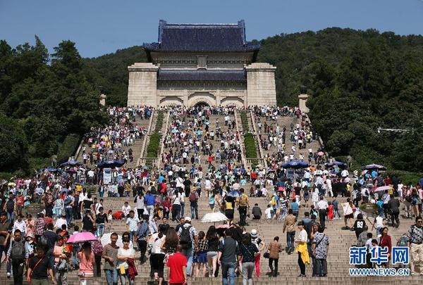 10月1日，游客在南京中山陵參觀游覽。