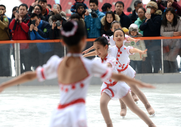 1月24日,“鳥巢歡樂冰雪季”在國家體育場(chǎng)“鳥巢”正式開啟，為申辦2022年冬奧會(huì)助力。游客們可以在“鳥巢歡樂冰雪季”體驗(yàn)冰雪運(yùn)動(dòng)的樂趣。本報(bào)記者 齊波 攝