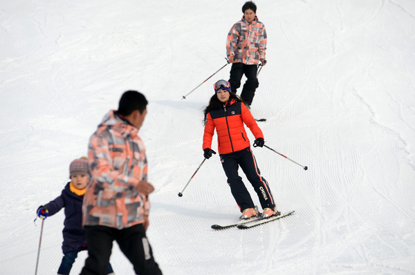 1月24日,“鳥巢歡樂冰雪季”在國家體育場(chǎng)“鳥巢”正式開啟，為申辦2022年冬奧會(huì)助力。游客們可以在“鳥巢歡樂冰雪季”體驗(yàn)冰雪運(yùn)動(dòng)的樂趣。圖為自由式滑雪項(xiàng)目世界杯冠軍李妮娜和滑雪愛好者同場(chǎng)競(jìng)技。本報(bào)記者 齊波 攝