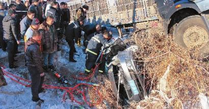 夫妻遇車禍雙雙遇難 10歲女兒被父親護住生還