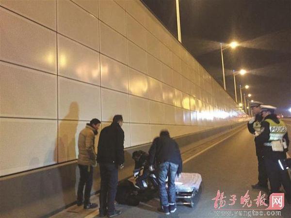 司機跳下隧道骨折了。報料人供圖