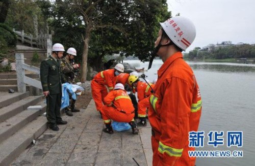 3月19日，消防人員搬運(yùn)遇難者遺體。新華社發(fā)(趙家志 攝)