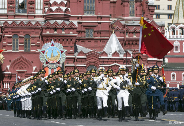 5月7日，在俄羅斯首都莫斯科，中國(guó)人民解放軍三軍儀仗隊(duì)在彩排中列隊(duì)行進(jìn)。當(dāng)日，俄羅斯在莫斯科紅場(chǎng)舉行紀(jì)念衛(wèi)國(guó)戰(zhàn)爭(zhēng)勝利70周年紅場(chǎng)閱兵式總彩排。新華社記者馬占成攝