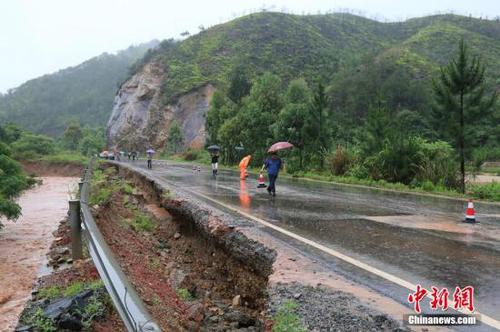 圖為5月19日，江西贛州石城縣珠坑鄉(xiāng)塘臺村通往福建寧化縣的公路出現(xiàn)塌方。陳小強 攝