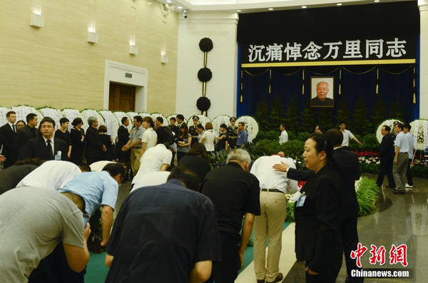 7月22日，萬里遺體在北京火化，社會各界人士前往八寶山殯儀館進(jìn)行悼念。 中新社發(fā) 盛佳鵬 攝