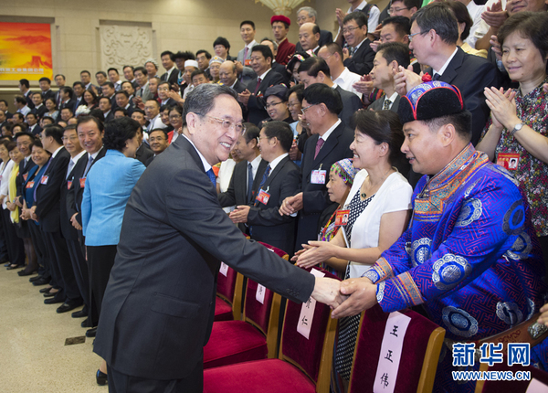 8月18日，中共中央政治局常委、全國政協(xié)主席俞正聲在北京會見第六次全國民族教育工作會議代表并與大家合影留念。 新華社記者 謝環(huán)馳 攝