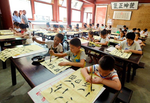 　　八月十五日，北京高碑店首屆中國書畫藝術(shù)節(jié)在高碑店國粹書畫藝術(shù)區(qū)拉開帷幕。在科舉匾額博物館，高碑店小學的同學通過學做拓片、誦讀弟子規(guī)、中國繪畫書法等課程學習傳統(tǒng)文化。本報記者 賈寧 攝