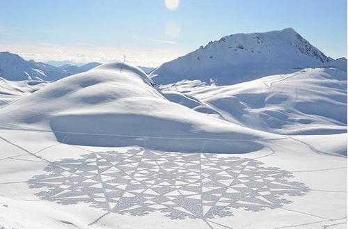 散步十小時(shí)藝術(shù)家雪地畫巨龍