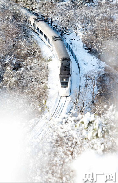 　長(zhǎng)城巍峨雪后幽然，“雪國(guó)列車”穿越居庸關(guān)如“銀蛇”美到窒息。