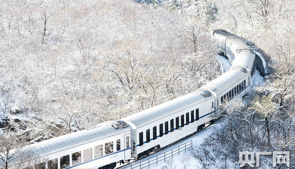 S2列車穿越居庸關(guān)雪海。