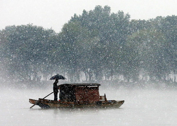 12月5日，杭州降下2015年入冬第一場雪。沒有一點點防備，杭州的初雪就洋洋灑灑地飄落了，雪越來越大，氣溫也驟降，西湖的水面上飄起層層白霧，與雪花攪在一起，如夢似幻。林云龍 視覺中國