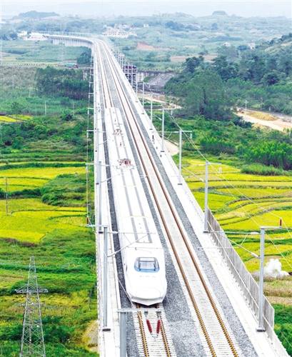 　12月3日，一輛試運(yùn)行的“和諧號(hào)”列車從廣西南寧市隆安縣境內(nèi)的一座高架橋經(jīng)過。韋萬忠攝（新華社發(fā)）