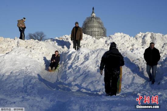 當(dāng)?shù)貢r間1月24日，美國遭遇暴風(fēng)雪襲擊。罕見暴風(fēng)雪天氣重創(chuàng)美國東北部地區(qū)，當(dāng)天美國首都華盛頓、費城全城停擺，美國最大城市紐約幾乎全城癱瘓。