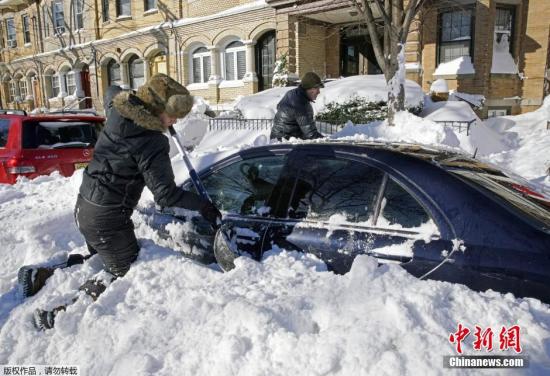 當(dāng)?shù)貢r間1月24日，美國遭遇暴風(fēng)雪襲擊。罕見暴風(fēng)雪天氣重創(chuàng)美國東北部地區(qū)，當(dāng)天美國首都華盛頓、費城全城停擺，美國最大城市紐約幾乎全城癱瘓。