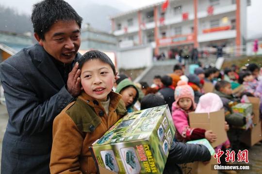 資料圖。1月22日，四川省綿陽(yáng)市北川縣桃龍鄉(xiāng)鐵龍村舉辦留守兒童新年禮物發(fā)放活動(dòng)。<a target='_blank' href='http://www.chinanews.com/'>中新社</a>記者 王駿 攝