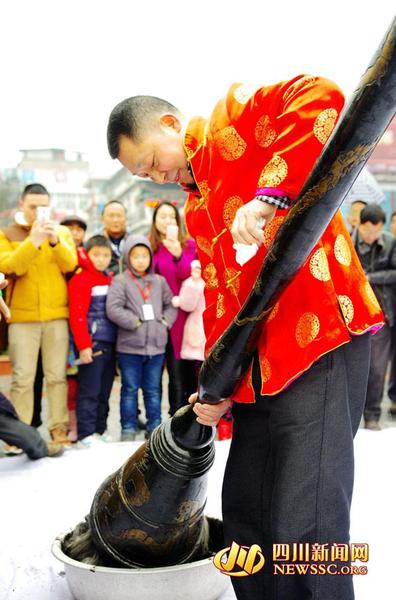 　　何文軍正在做事前準(zhǔn)備工作。（攝影：鄧竹陽）