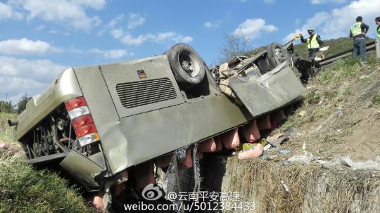 昆楚高速一旅游大巴翻車，3人現(xiàn)場死亡?！【W(wǎng)絡(luò)圖 攝