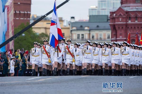 5月7日，在俄羅斯首都莫斯科，女兵方隊(duì)走過(guò)紅場(chǎng)。當(dāng)天，莫斯科紅場(chǎng)舉行勝利日閱兵式彩排，完整演練9日閱兵全過(guò)程。5月9日是俄羅斯衛(wèi)國(guó)戰(zhàn)爭(zhēng)勝利日，莫斯科紅場(chǎng)閱兵儀式是當(dāng)天的主要慶?；顒?dòng)。新華社記者白雪騏攝