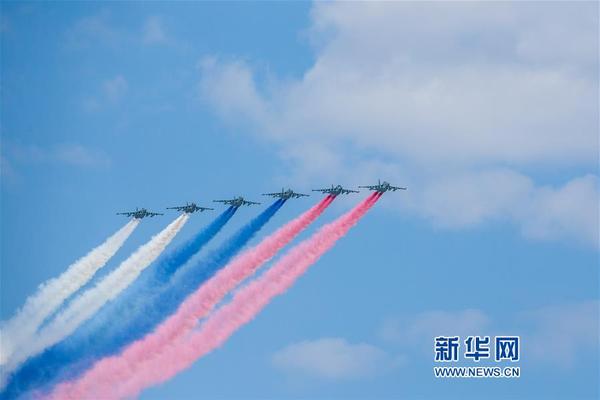 5月7日，在俄羅斯首都莫斯科，蘇-25攻擊機(jī)編隊(duì)飛越紅場。當(dāng)天，莫斯科紅場舉行勝利日閱兵式彩排，完整演練9日閱兵全過程。5月9日是俄羅斯衛(wèi)國戰(zhàn)爭勝利日，莫斯科紅場閱兵儀式是當(dāng)天的主要慶?；顒?dòng)。新華社記者白雪騏攝