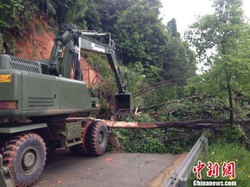 5月8日，官兵正在使用挖掘機(jī)清除道路障礙?！≠嚇蛉?攝