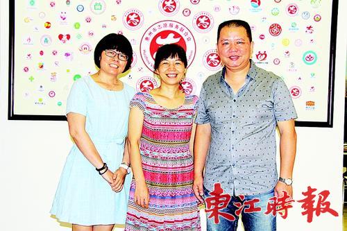 “東平哥”與妻子江鳳蘭（中）、妹妹黃秀影（左）。