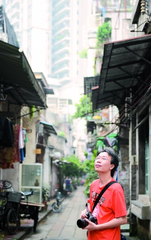 楊華輝，五羊小學老師，創(chuàng)辦廣州首個正式注冊的本土文化保育NGO團體“古粵秀色”