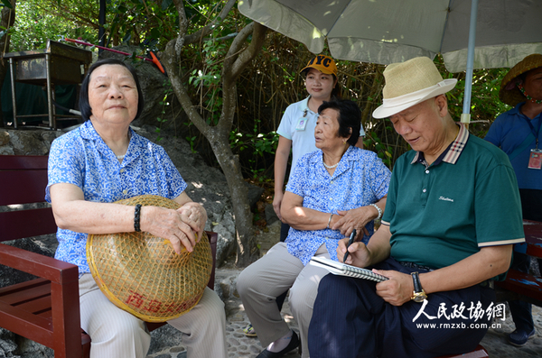 尼瑪澤仁委員為西島“七朵金花”中的老兵寫生