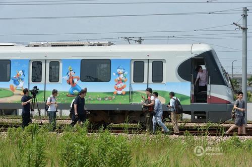 2016年6月14日，上海地鐵迪士尼主題列車在地鐵川楊河基地正式亮相，該車身及車廂內(nèi)部噴有迪士尼經(jīng)典卡通人物形象，包括米老鼠、唐老鴨等，該主題列車將于16日中午正式運(yùn)行。賴鑫琳 攝