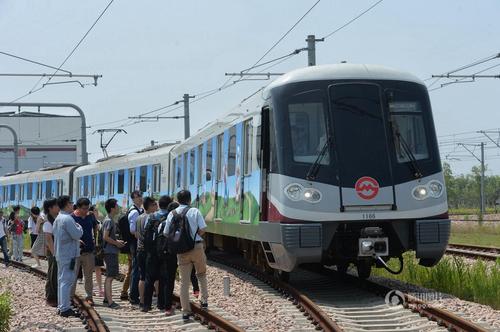 列車吸引了很多媒體記者圍觀。