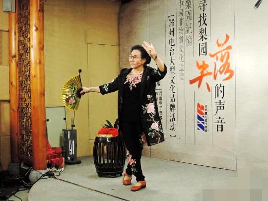 盡管已經(jīng)78歲，舞臺上的李素芹唱功、表演不減當(dāng)年?！№n章云 攝