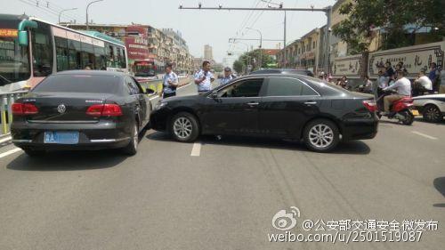 女司機因轉彎未讓直行車致剮蹭 遭男司機暴打