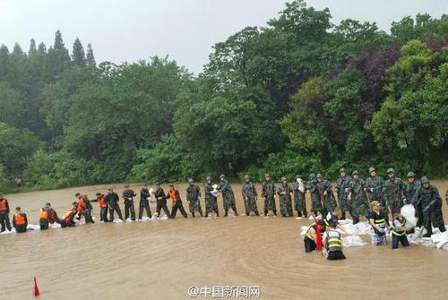 李克強(qiáng)冒大雨赴武漢長江干堤管涌現(xiàn)場 指揮救災(zāi)