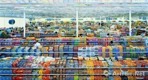 Andreas Gursky（安德烈亞斯?古爾斯基）《99 Cent II Diptychon》（《99美分》）（2001），2007年2月在倫敦蘇富比拍賣會拍得335萬美元。